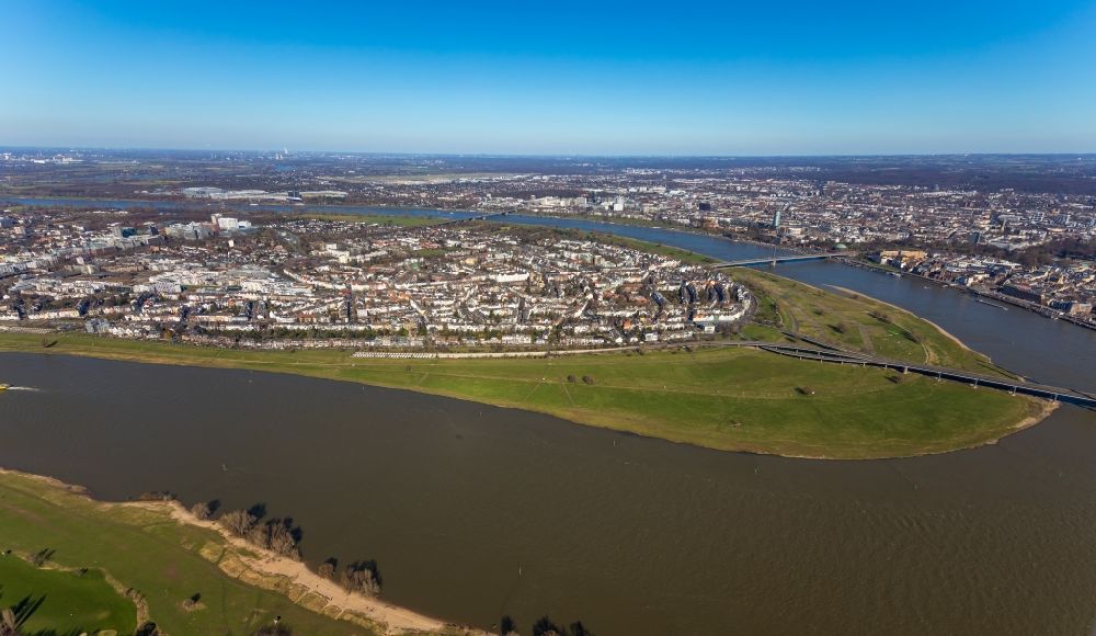 Luftbild Düsseldorf - Stadtansicht am Ufer des Flußverlaufes des Rhein im Ortsteil Oberkassel in Düsseldorf im Bundesland Nordrhein-Westfalen, Deutschland