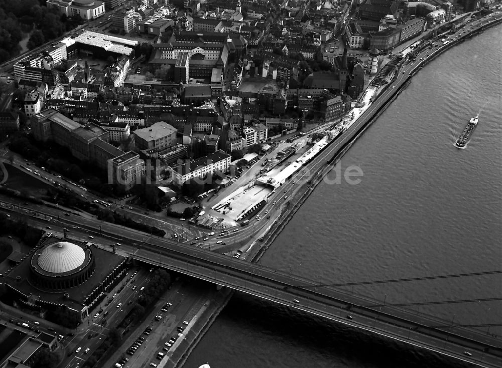 Luftaufnahme Düsseldorf - Stadtansicht am Ufer des Flußverlaufes des Rhein im Ortsteil Zentrum in Düsseldorf im Bundesland Nordrhein-Westfalen, Deutschland