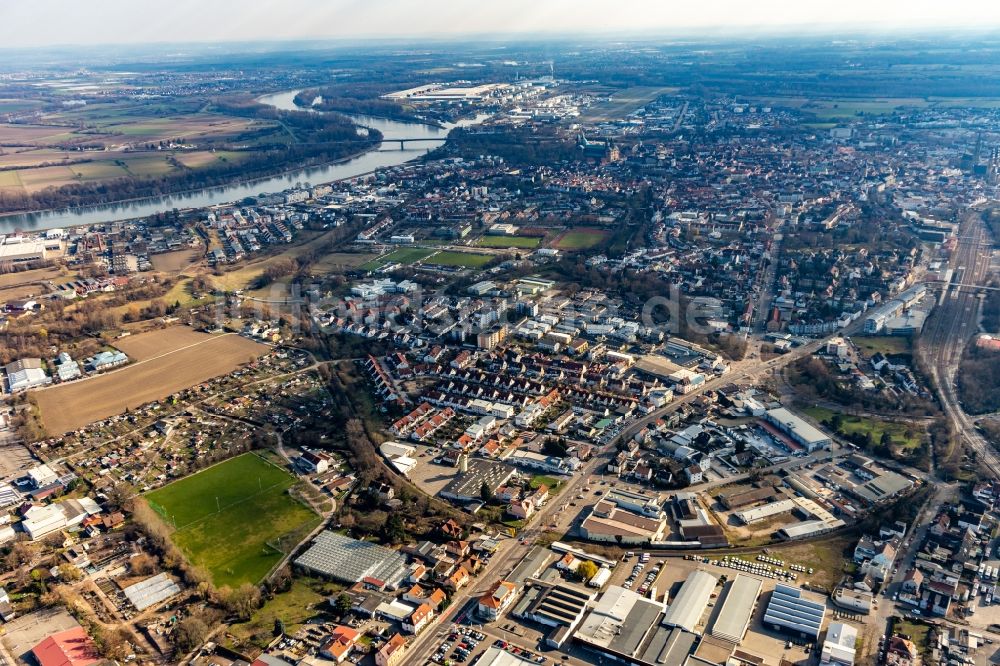 Luftaufnahme Speyer - Stadtansicht vom Ufer des Flußverlaufes des Rhein im Osten bis zu den Bahngleisen im Westen in Speyer im Bundesland Rheinland-Pfalz, Deutschland