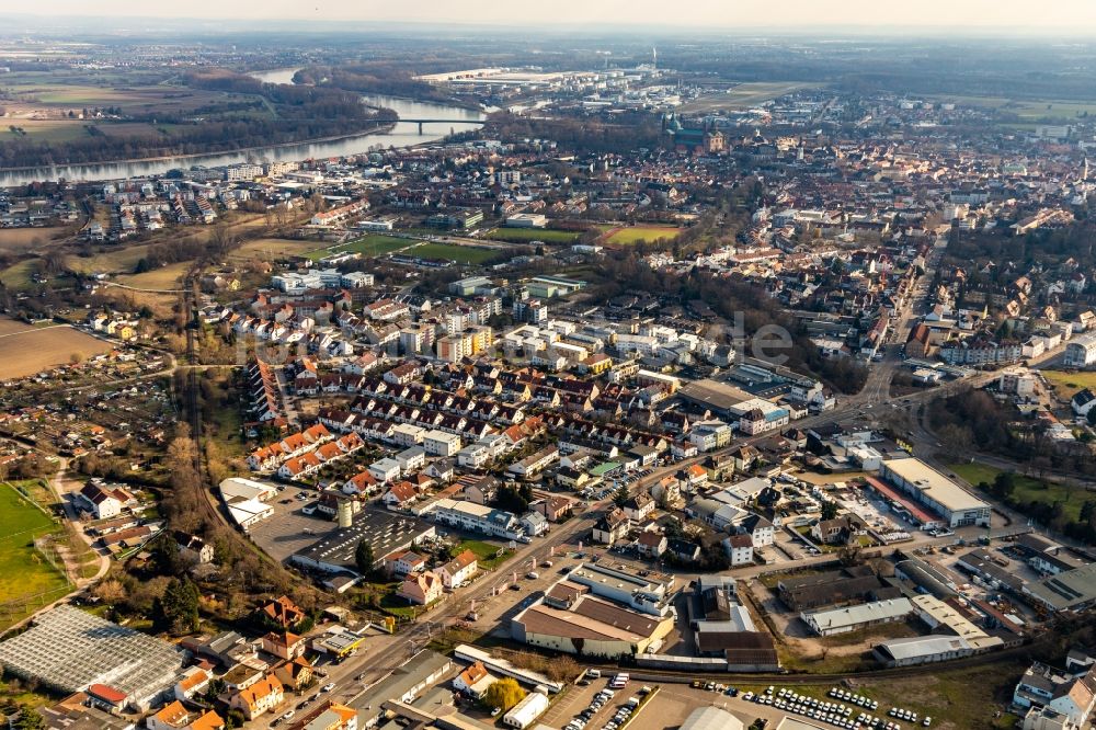 Speyer von oben - Stadtansicht vom Ufer des Flußverlaufes des Rhein im Osten bis zur Wormser Landstraße im Westen in Speyer im Bundesland Rheinland-Pfalz, Deutschland