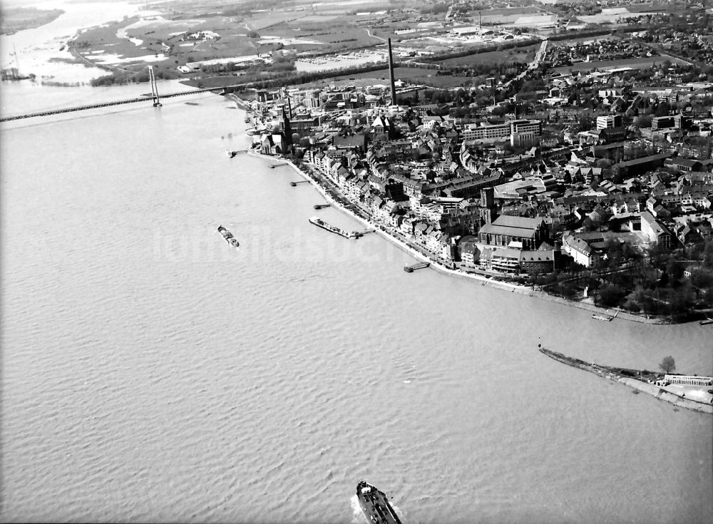 Luftbild Rees - Stadtansicht am Ufer des Flußverlaufes des Rhein in Rees im Bundesland Nordrhein-Westfalen, Deutschland