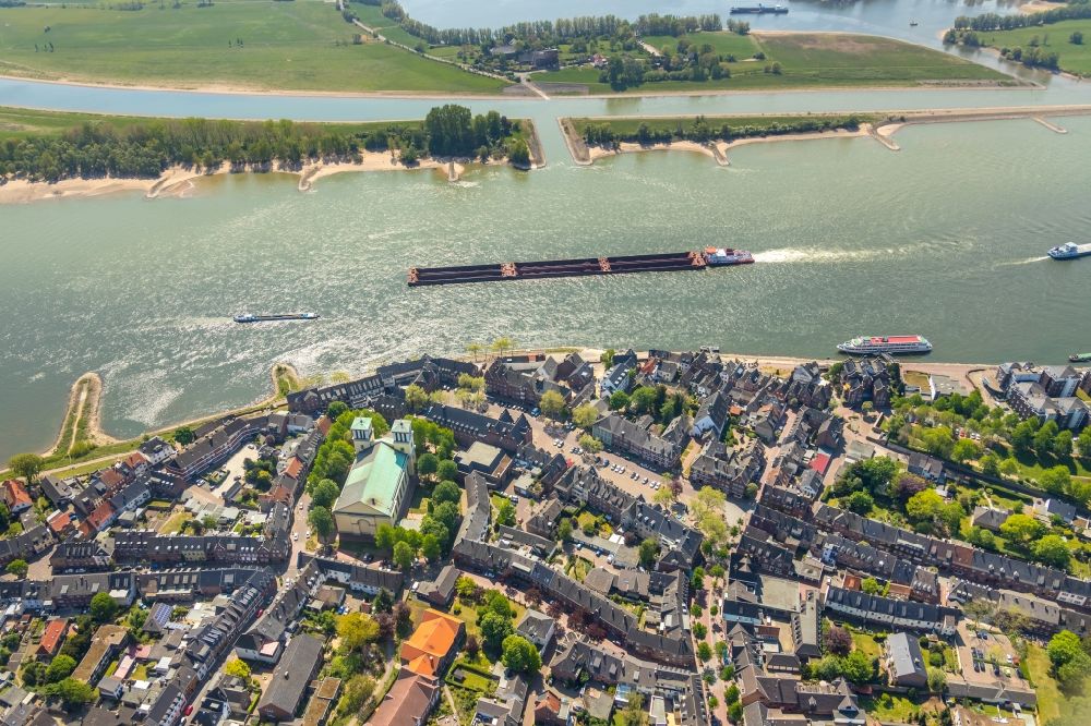 Rees aus der Vogelperspektive: Stadtansicht am Ufer des Flußverlaufes des Rhein in Rees im Bundesland Nordrhein-Westfalen, Deutschland