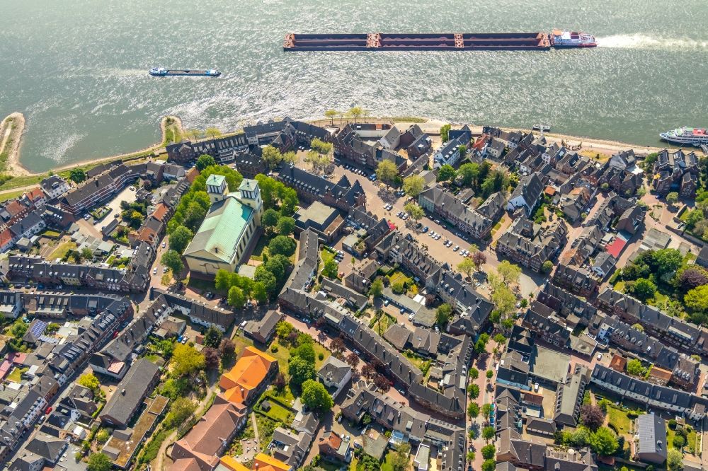 Luftbild Rees - Stadtansicht am Ufer des Flußverlaufes des Rhein in Rees im Bundesland Nordrhein-Westfalen, Deutschland