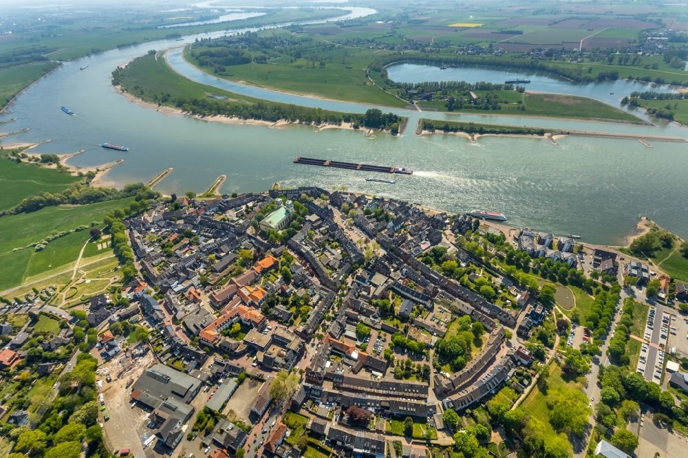 Rees von oben - Stadtansicht am Ufer des Flußverlaufes des Rhein in Rees im Bundesland Nordrhein-Westfalen, Deutschland