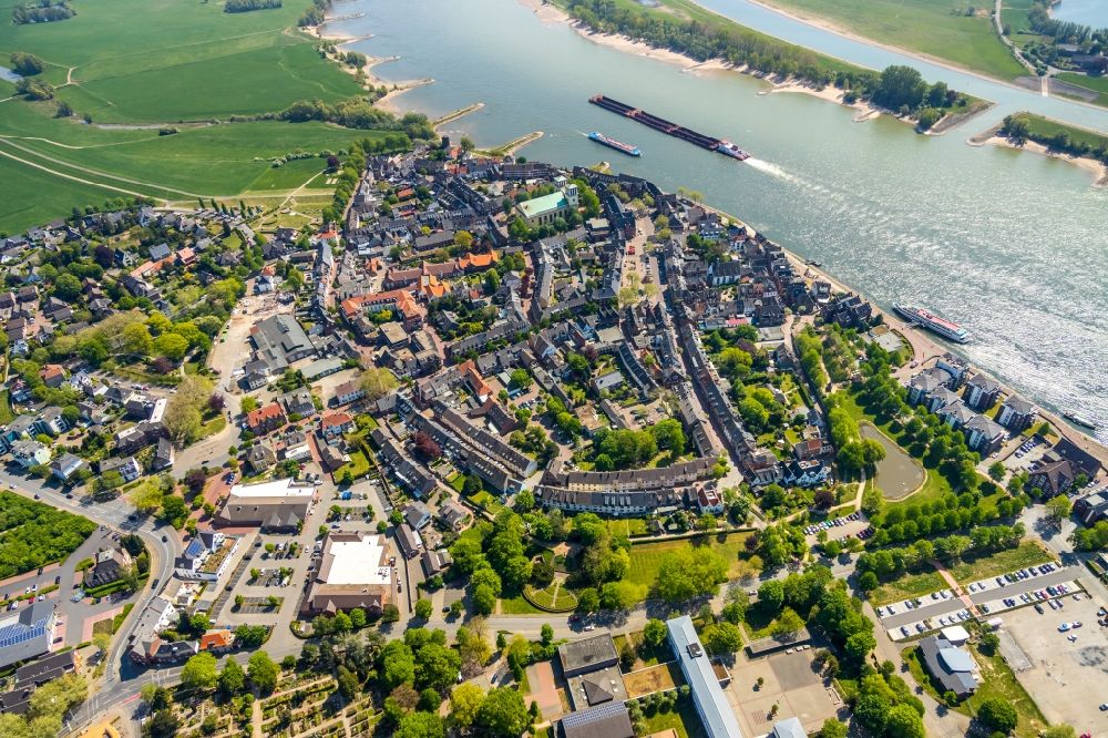 Luftaufnahme Rees - Stadtansicht am Ufer des Flußverlaufes des Rhein in Rees im Bundesland Nordrhein-Westfalen, Deutschland