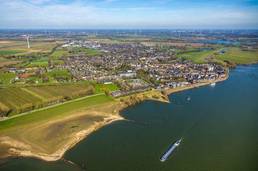 Rees aus der Vogelperspektive: Stadtansicht am Ufer des Flußverlaufes des Rhein in Rees im Bundesland Nordrhein-Westfalen, Deutschland