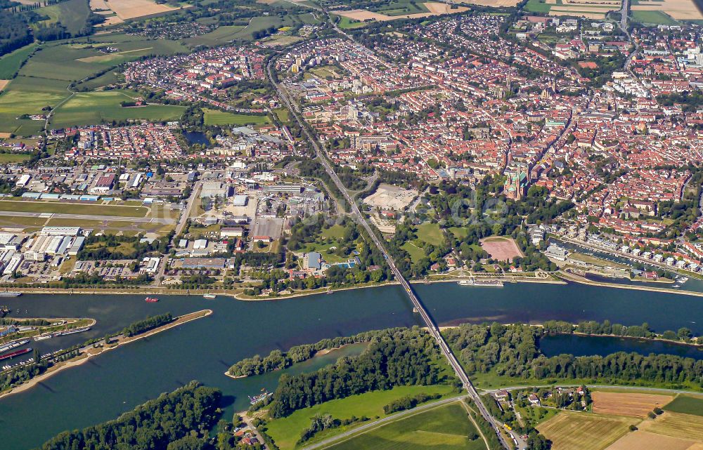 Luftaufnahme Speyer - Stadtansicht am Ufer des Flußverlaufes des Rhein in Speyer im Bundesland Rheinland-Pfalz, Deutschland