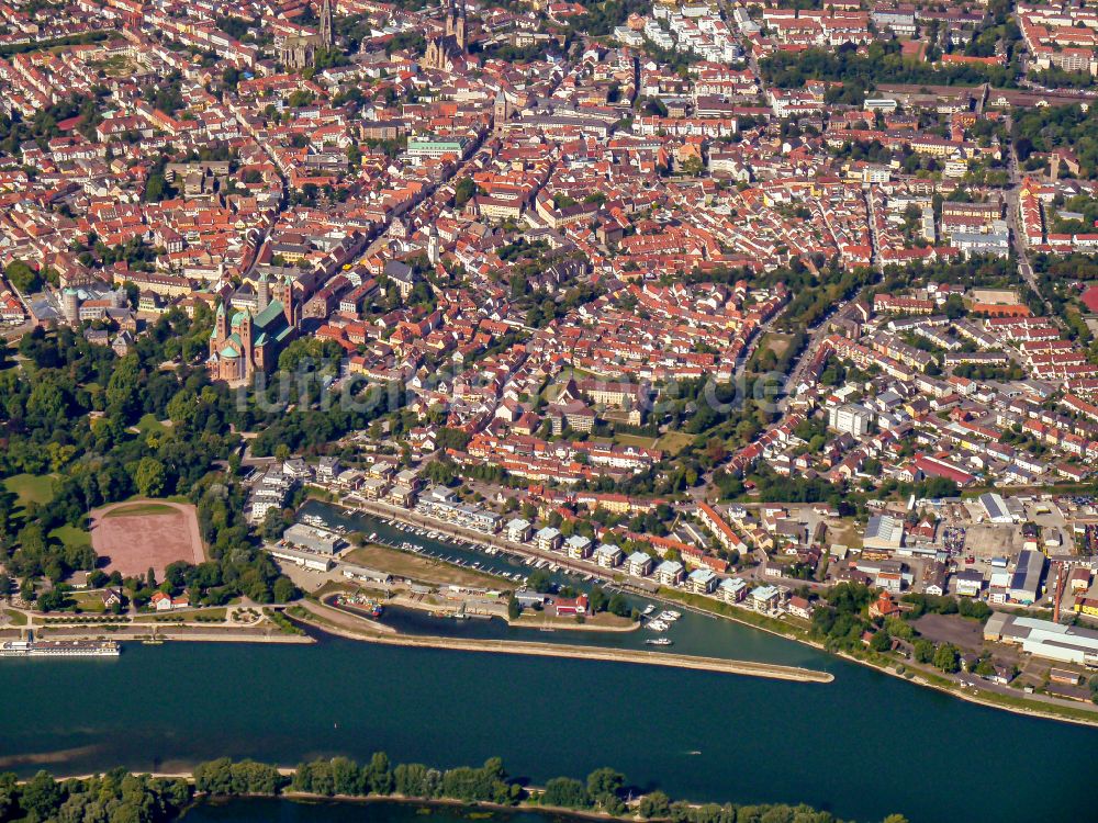 Speyer von oben - Stadtansicht am Ufer des Flußverlaufes des Rhein in Speyer im Bundesland Rheinland-Pfalz, Deutschland