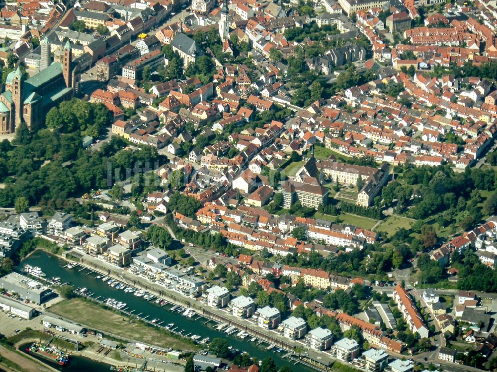 Speyer aus der Vogelperspektive: Stadtansicht am Ufer des Flußverlaufes Rhein in Speyer im Bundesland Rheinland-Pfalz, Deutschland