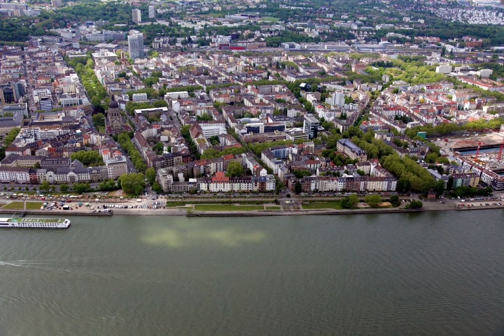 Mainz von oben - Stadtansicht am Ufer des Flußverlaufes des Rheins in Mainz im Bundesland Rheinland-Pfalz, Deutschland