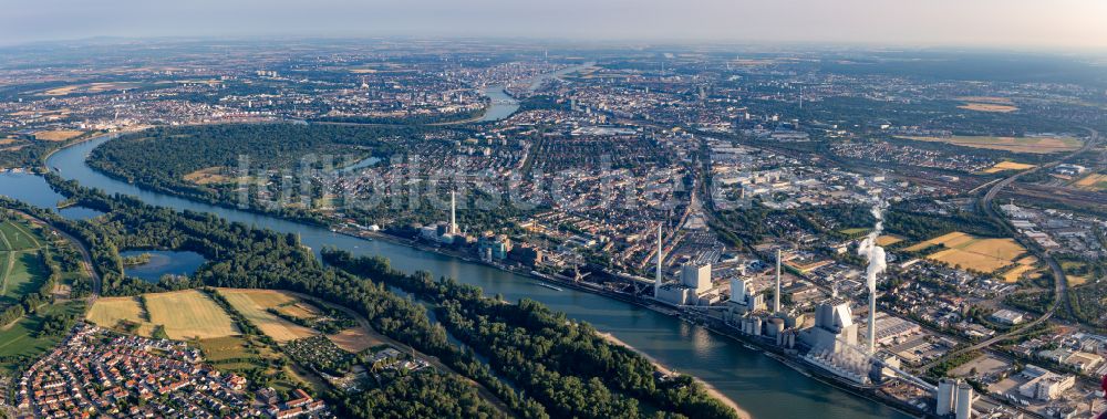 Luftaufnahme Mannheim - Stadtansicht am Ufer des Flußverlaufes der Rheinschleife bei Neckarau in Mannheim im Bundesland Baden-Württemberg, Deutschland