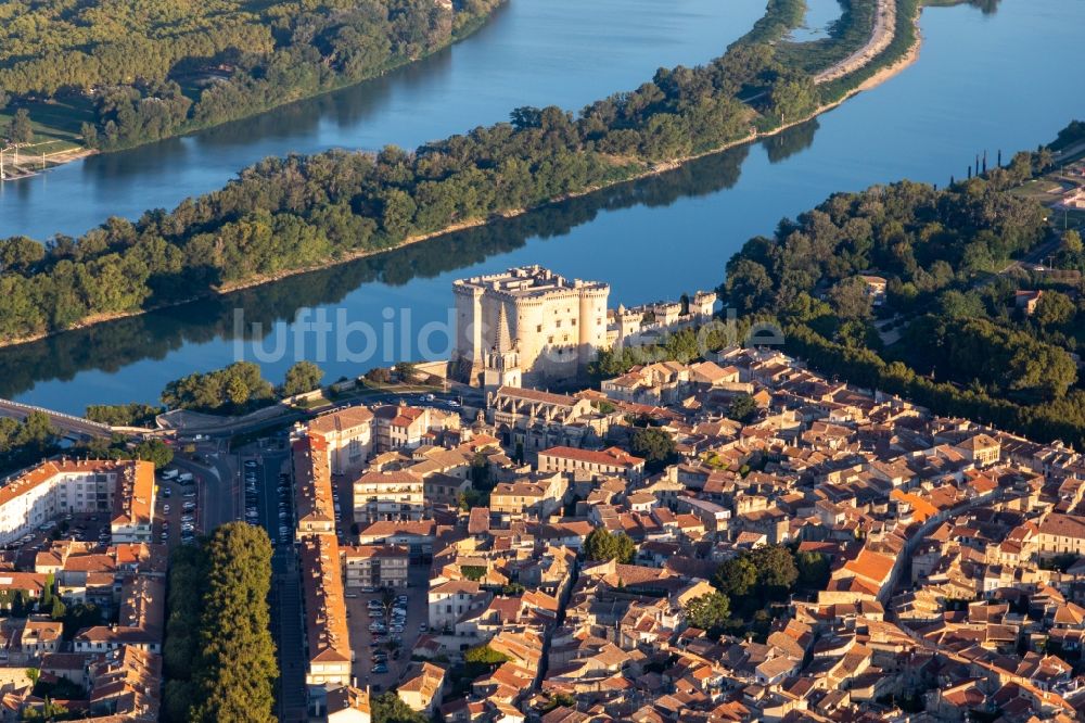 Tarascon von oben - Stadtansicht am Ufer des Flußverlaufes der Rhone mit dem Schloß Château de Tarascon in Tarascon in Provence-Alpes-Cote d'Azur, Frankreich