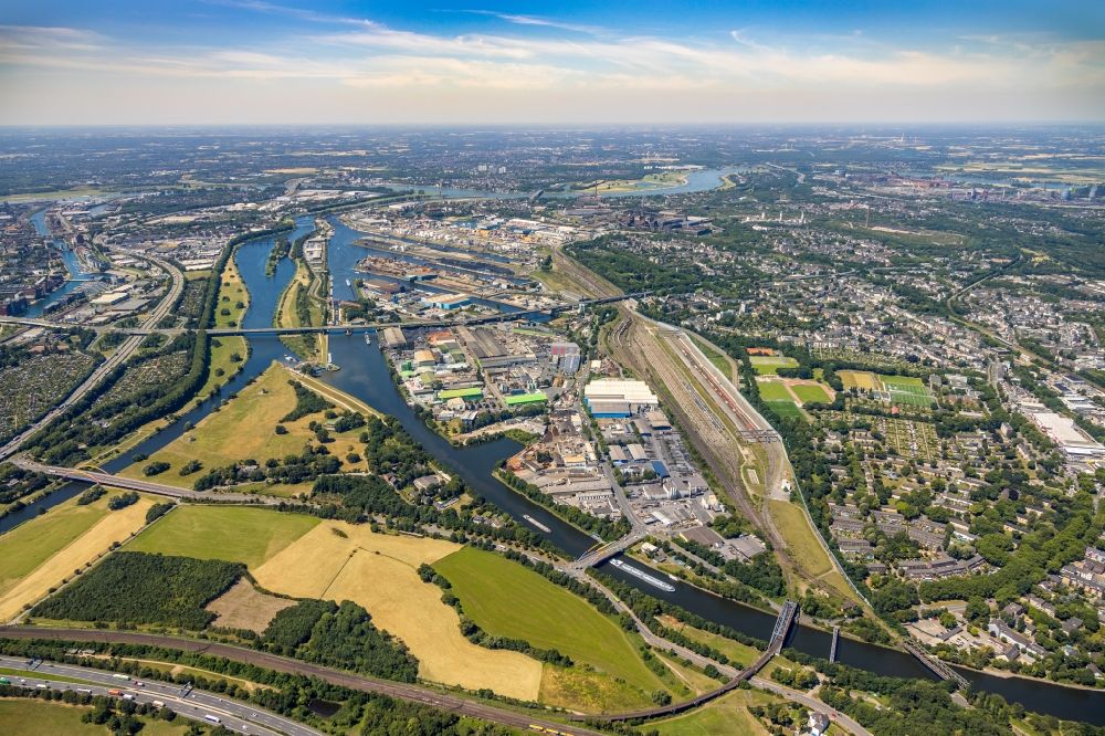 Duisburg aus der Vogelperspektive: Stadtansicht am Ufer des Flußverlaufes an der Ruhr in Duisburg im Bundesland Nordrhein-Westfalen, Deutschland