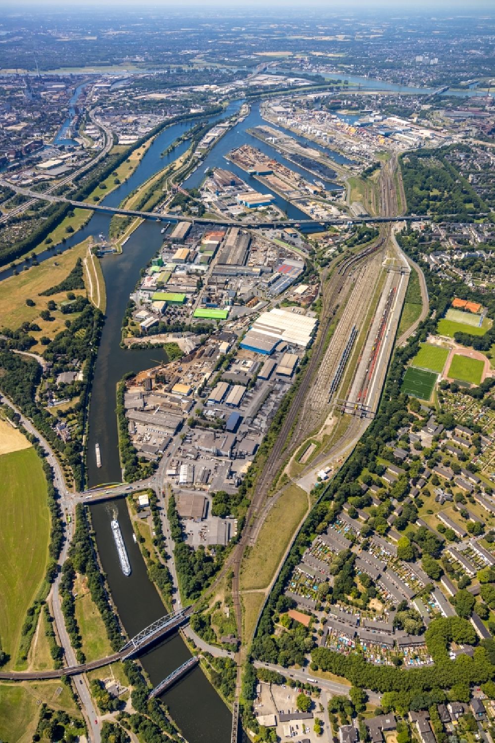 Luftbild Duisburg - Stadtansicht am Ufer des Flußverlaufes an der Ruhr in Duisburg im Bundesland Nordrhein-Westfalen, Deutschland