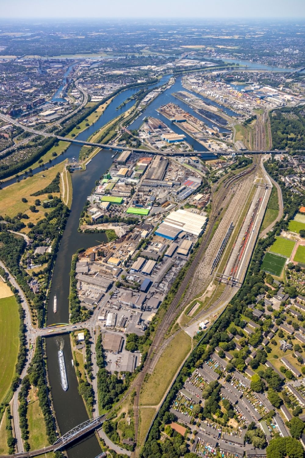 Luftaufnahme Duisburg - Stadtansicht am Ufer des Flußverlaufes an der Ruhr in Duisburg im Bundesland Nordrhein-Westfalen, Deutschland