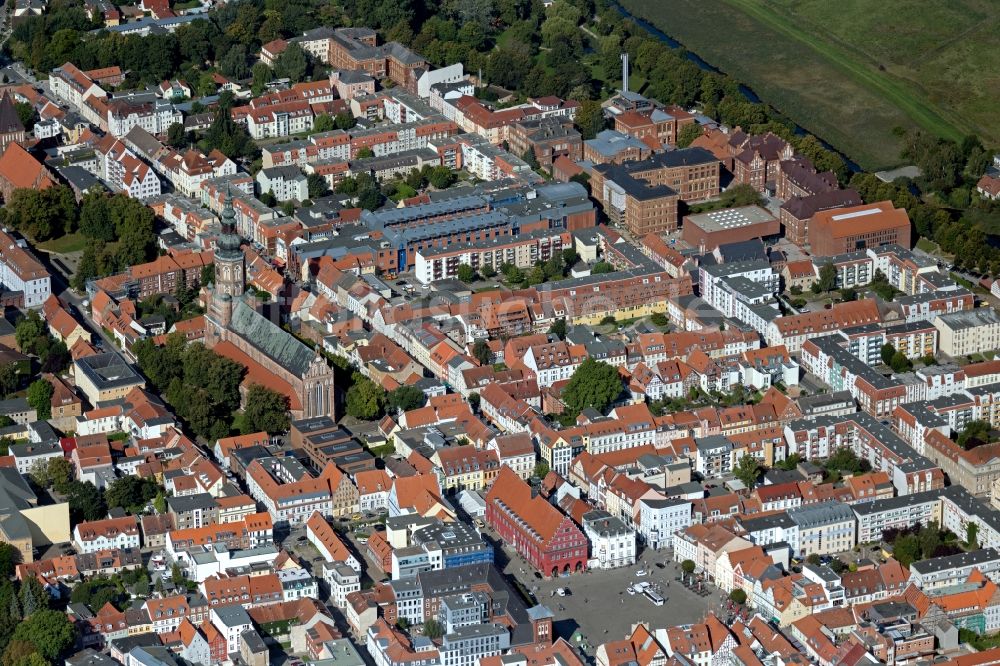 Luftaufnahme Greifswald - Stadtansicht am Ufer des Flußverlaufes der Ryck in Greifswald im Bundesland Mecklenburg-Vorpommern, Deutschland