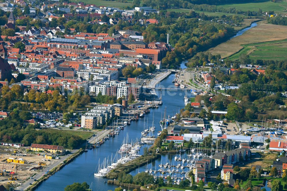 Luftbild Hansestadt Greifswald - Stadtansicht am Ufer des Flußverlaufes der Ryck in Greifswald im Bundesland Mecklenburg-Vorpommern, Deutschland