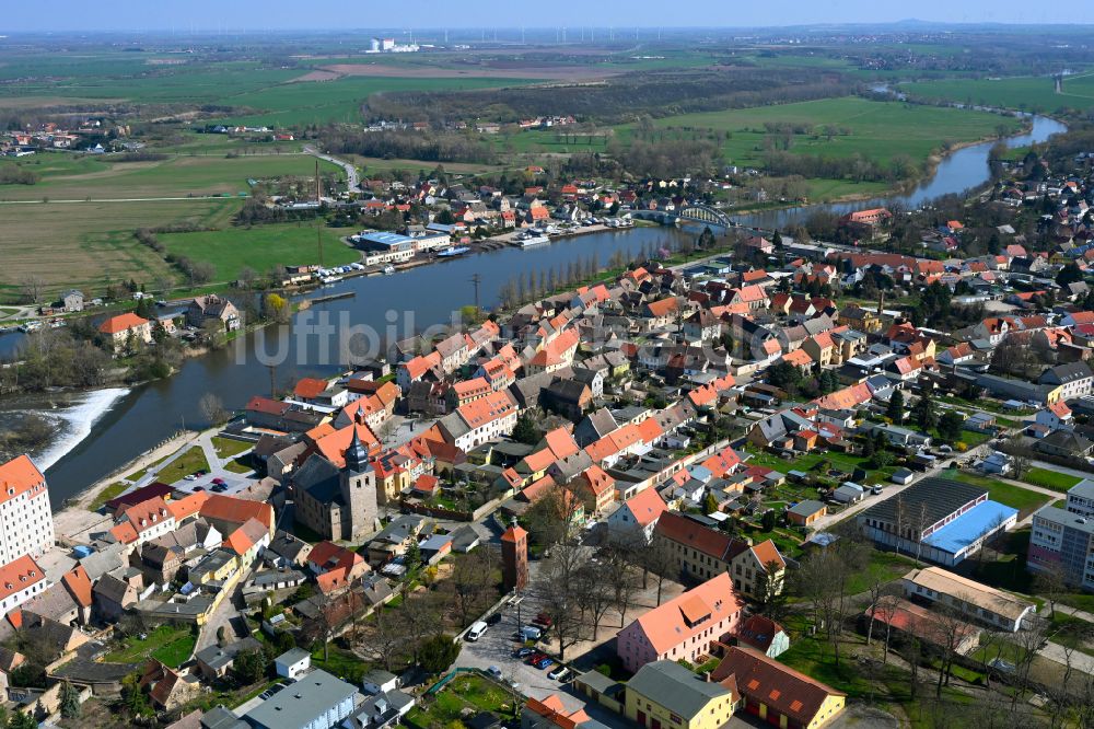 Luftbild Wettin-Löbejün - Stadtansicht am Ufer des Flußverlaufes der Saale in Wettin-Löbejün im Bundesland Sachsen-Anhalt, Deutschland