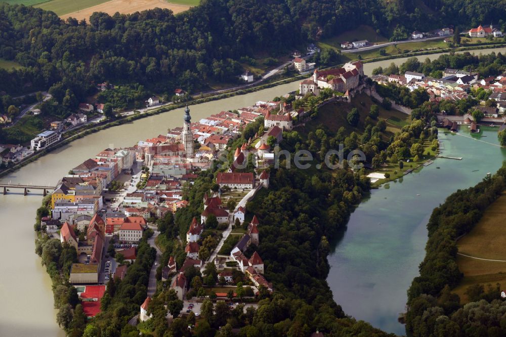 Burghausen von oben - Stadtansicht am Ufer des Flußverlaufes der Salzach in Burghausen im Bundesland Bayern, Deutschland