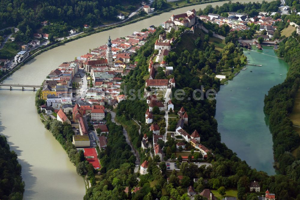 Luftbild Burghausen - Stadtansicht am Ufer des Flußverlaufes der Salzach in Burghausen im Bundesland Bayern, Deutschland
