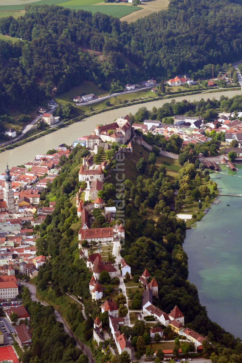 Luftaufnahme Burghausen - Stadtansicht am Ufer des Flußverlaufes der Salzach in Burghausen im Bundesland Bayern, Deutschland