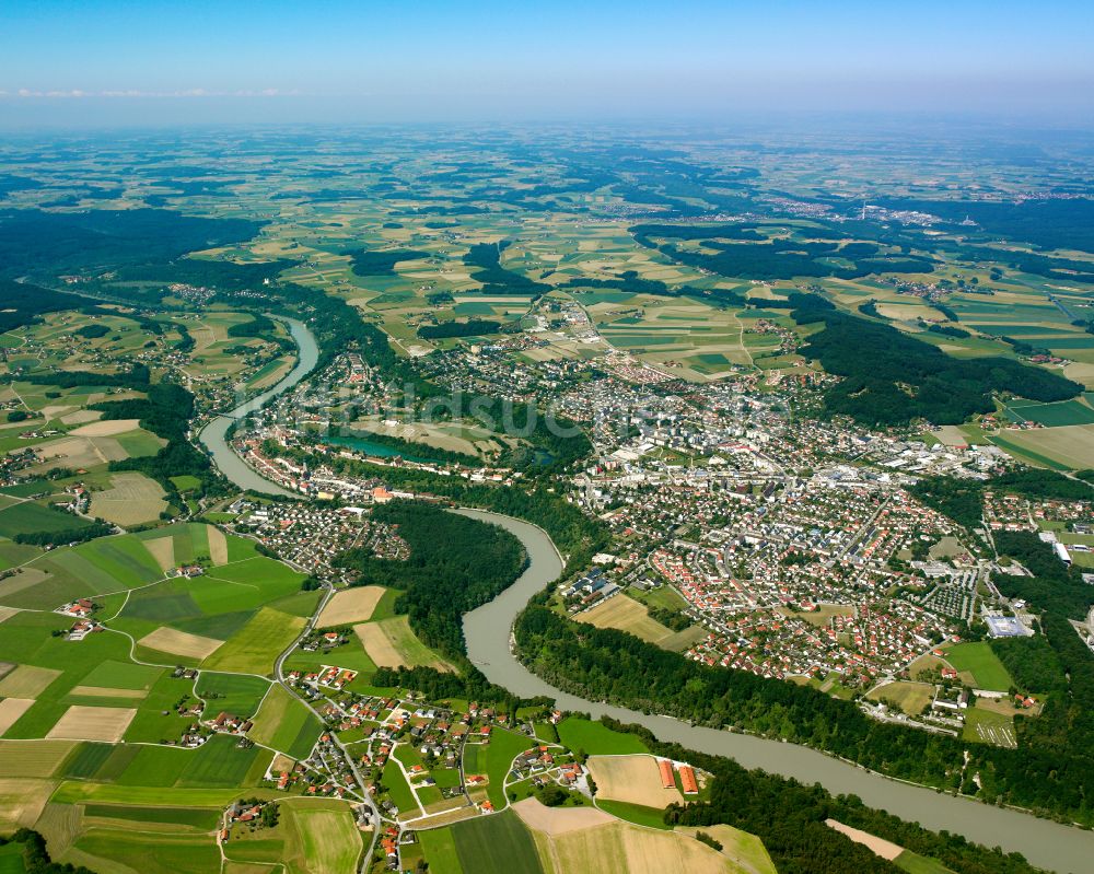 Luftaufnahme Burghausen - Stadtansicht am Ufer des Flußverlaufes der Salzach in Burghausen im Bundesland Bayern, Deutschland