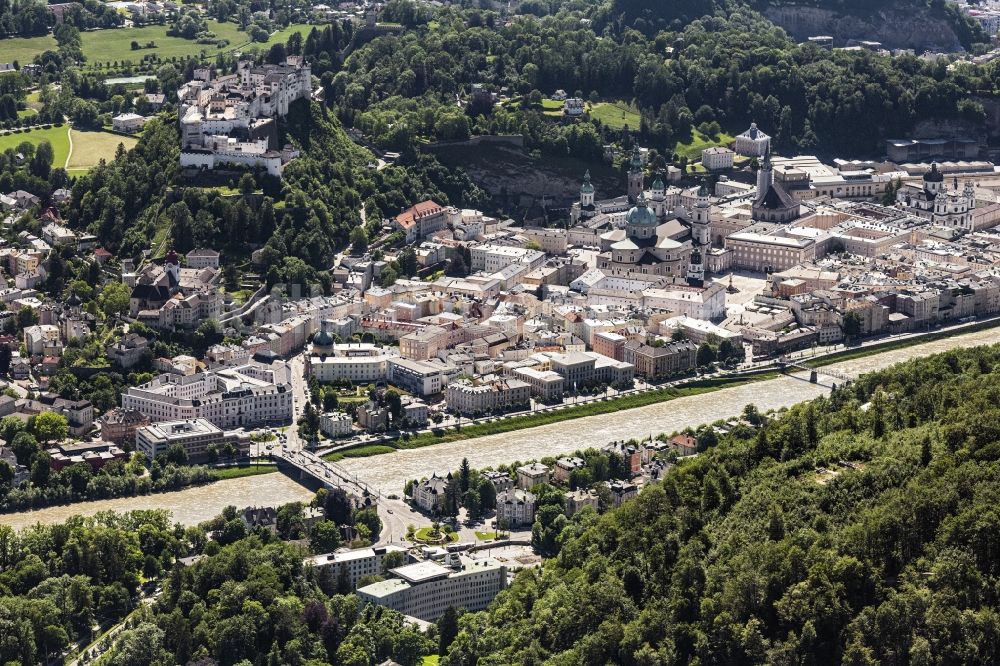 Salzburg von oben - Stadtansicht am Ufer des Flußverlaufes der Salzach in Salzburg in Österreich