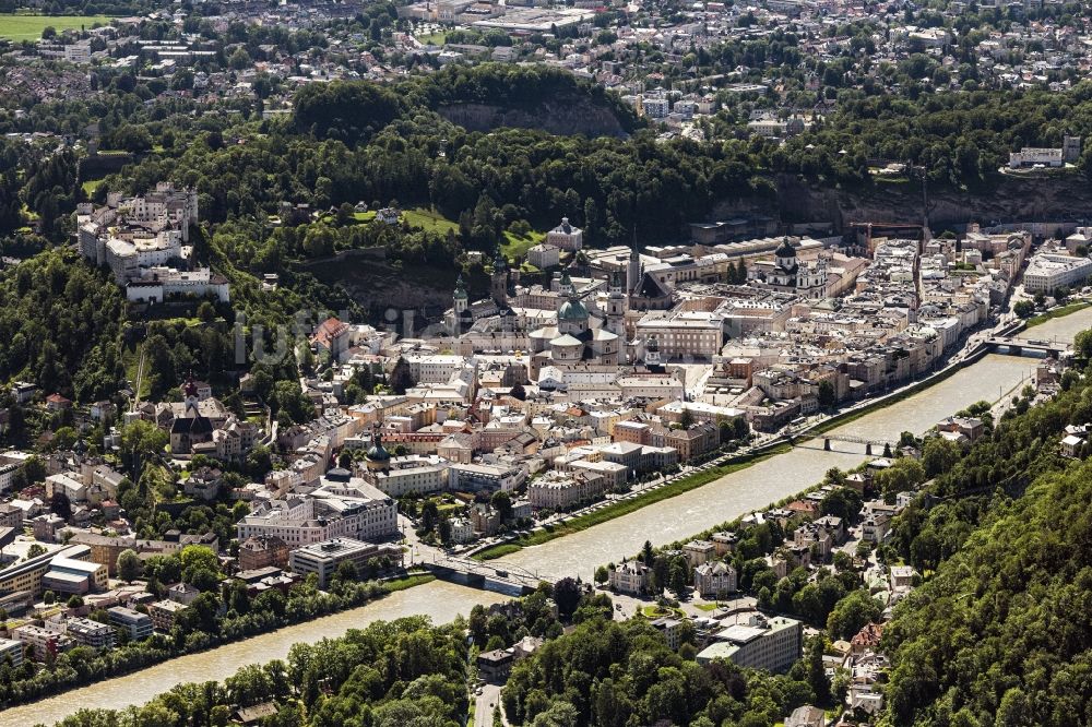 Salzburg aus der Vogelperspektive: Stadtansicht am Ufer des Flußverlaufes der Salzach in Salzburg in Österreich