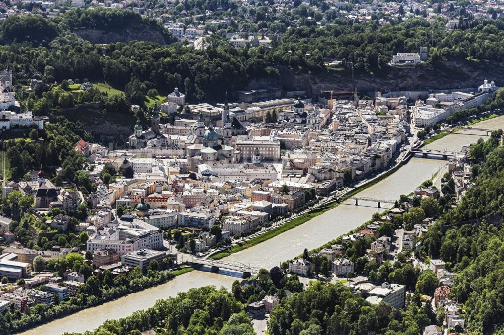 Luftbild Salzburg - Stadtansicht am Ufer des Flußverlaufes der Salzach in Salzburg in Österreich