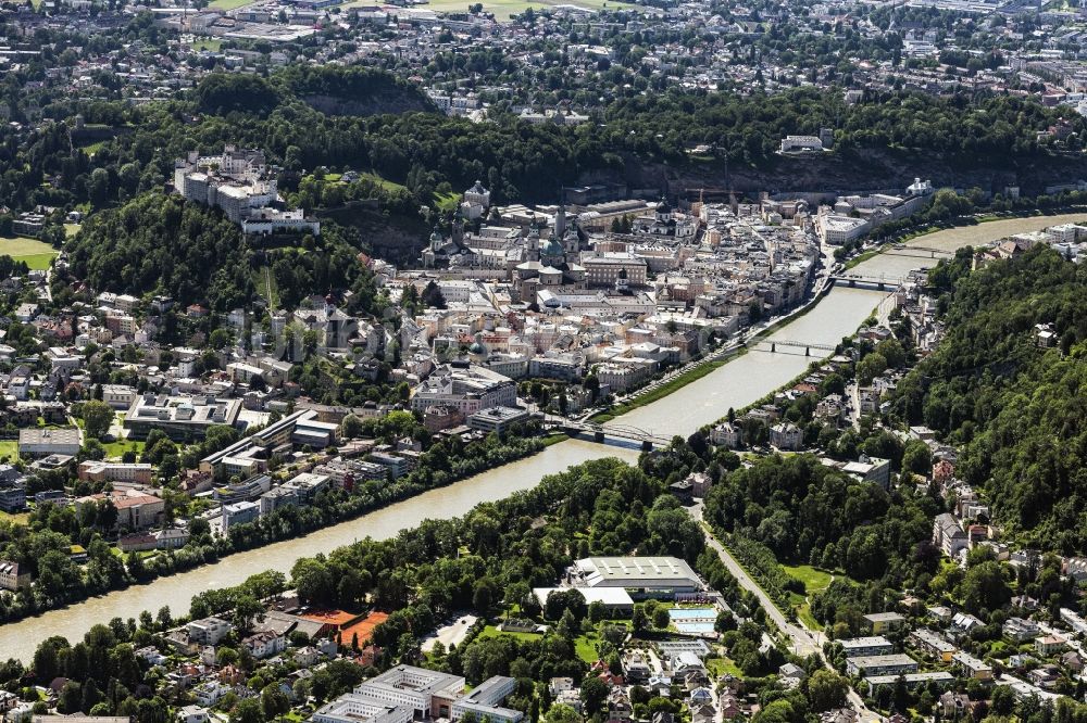 Luftaufnahme Salzburg - Stadtansicht am Ufer des Flußverlaufes der Salzach in Salzburg in Österreich