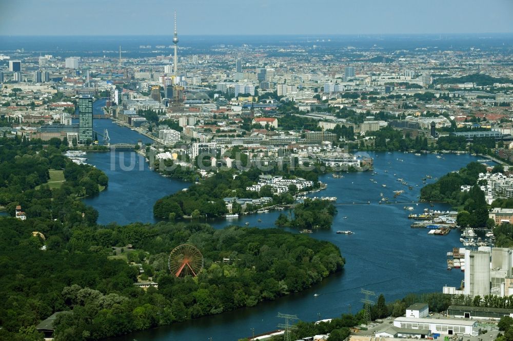 Berlin von oben - Stadtansicht am Ufer des Flußverlaufes der Spree - Insel Stralau - Rummelsburger See im Ortsteil Friedrichshain in Berlin, Deutschland