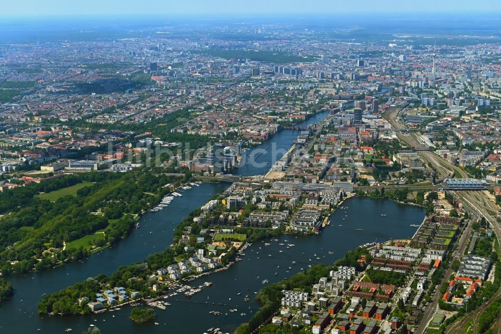 Luftaufnahme Berlin - Stadtansicht am Ufer des Flußverlaufes der Spree - Insel Stralau - Rummelsburger See im Ortsteil Friedrichshain in Berlin, Deutschland