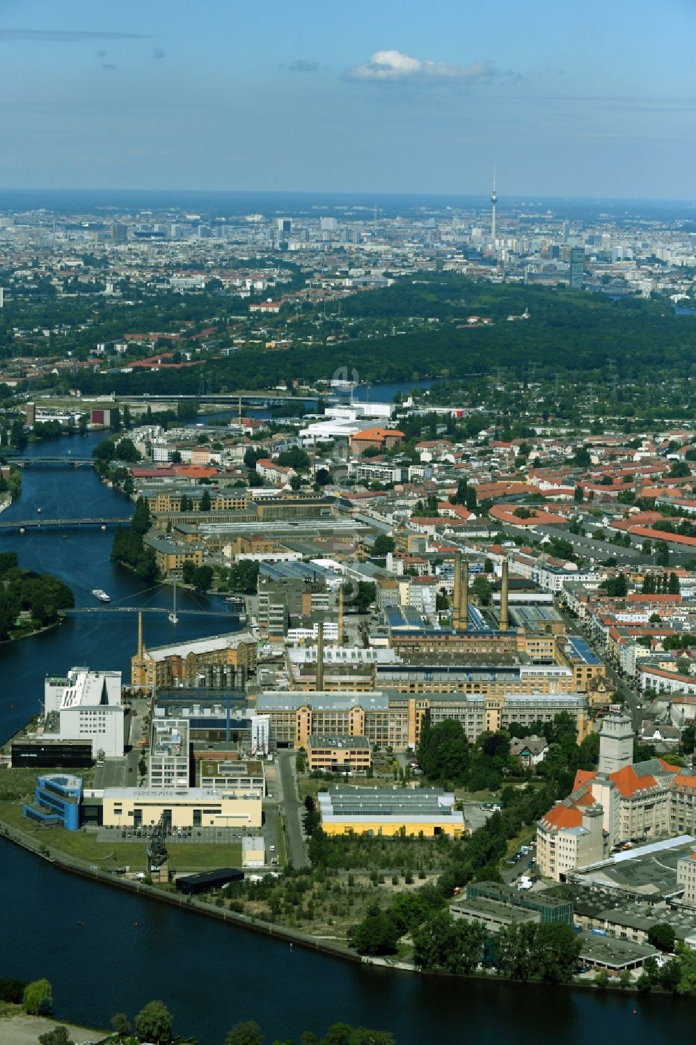 Berlin von oben - Stadtansicht am Ufer des Flußverlaufes der Spree im Ortsteil Oberschöneweide in Berlin, Deutschland