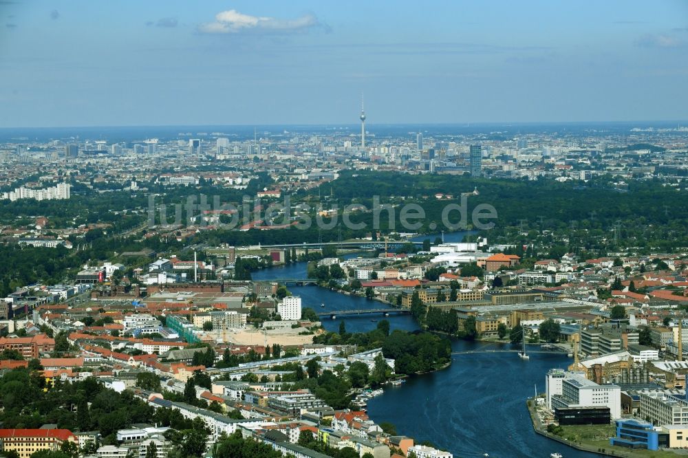 Luftaufnahme Berlin - Stadtansicht am Ufer des Flußverlaufes der Spree im Ortsteil Schöneweide in Berlin, Deutschland