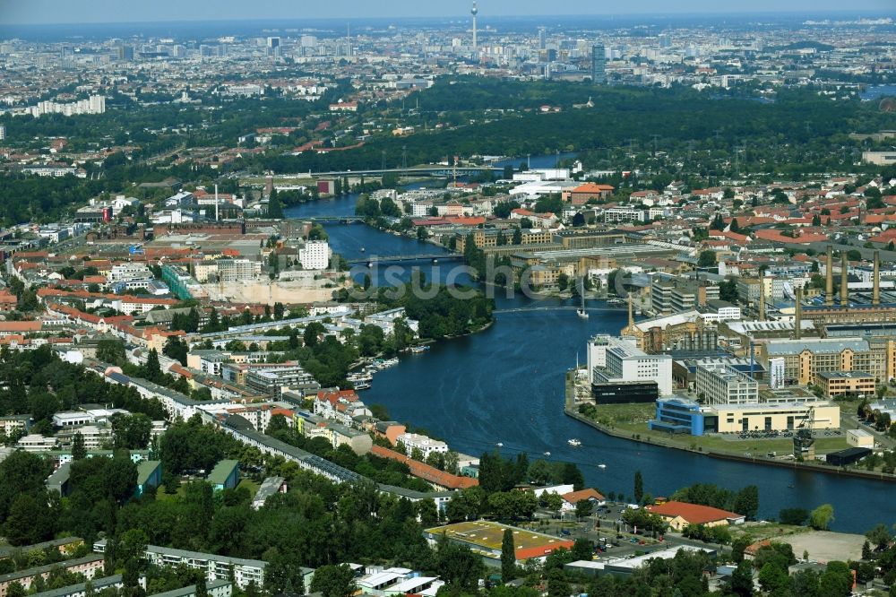 Berlin aus der Vogelperspektive: Stadtansicht am Ufer des Flußverlaufes der Spree im Ortsteil Schöneweide in Berlin, Deutschland