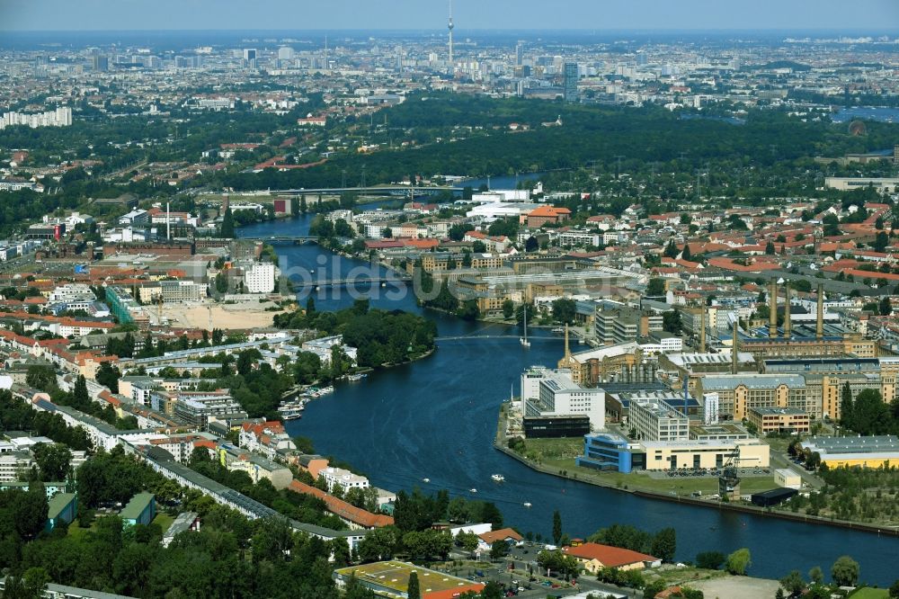 Luftbild Berlin - Stadtansicht am Ufer des Flußverlaufes der Spree im Ortsteil Schöneweide in Berlin, Deutschland
