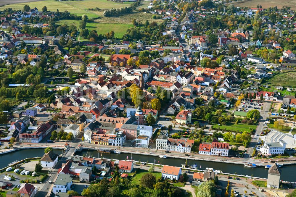 Ueckermünde von oben - Stadtansicht am Ufer des Flußverlaufes der Uecker in Ueckermünde im Bundesland Mecklenburg-Vorpommern, Deutschland