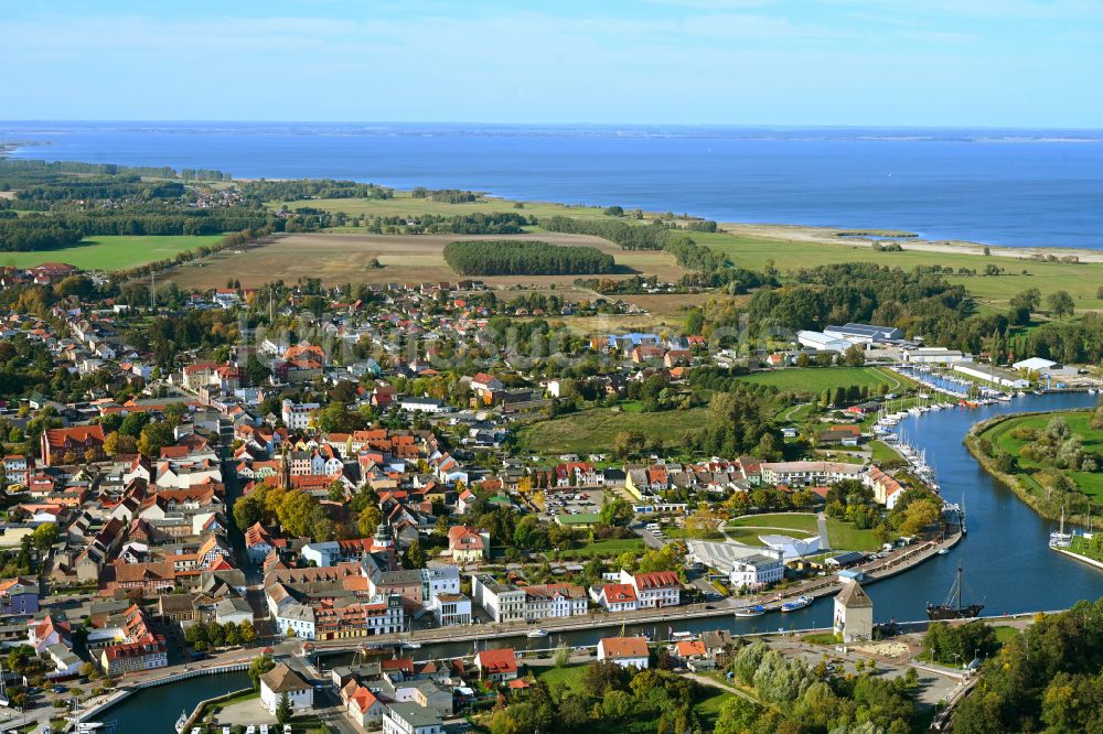 Luftbild Ueckermünde - Stadtansicht am Ufer des Flußverlaufes der Uecker in Ueckermünde im Bundesland Mecklenburg-Vorpommern, Deutschland