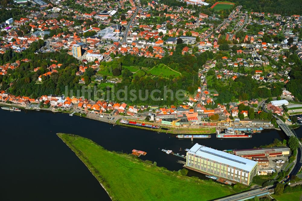 Luftaufnahme Lauenburg/Elbe - Stadtansicht am Ufer des Flußverlaufes am Ufer der Elbe in Lauenburg/Elbe im Bundesland Schleswig-Holstein, Deutschland