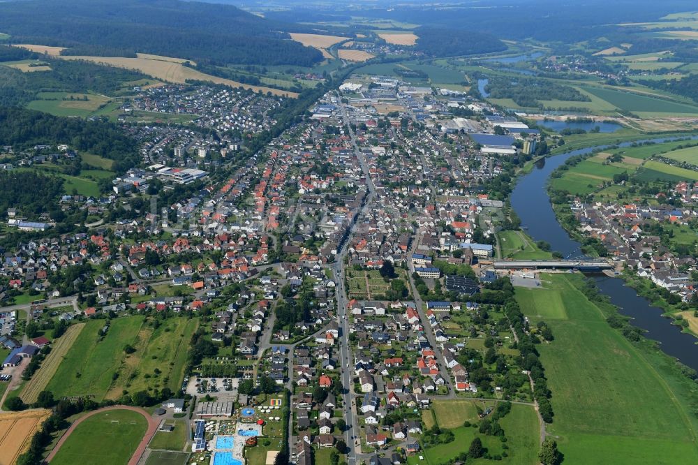 Luftbild Beverungen - Stadtansicht am Ufer des Flußverlaufes der Weser in Beverungen im Bundesland Nordrhein-Westfalen, Deutschland