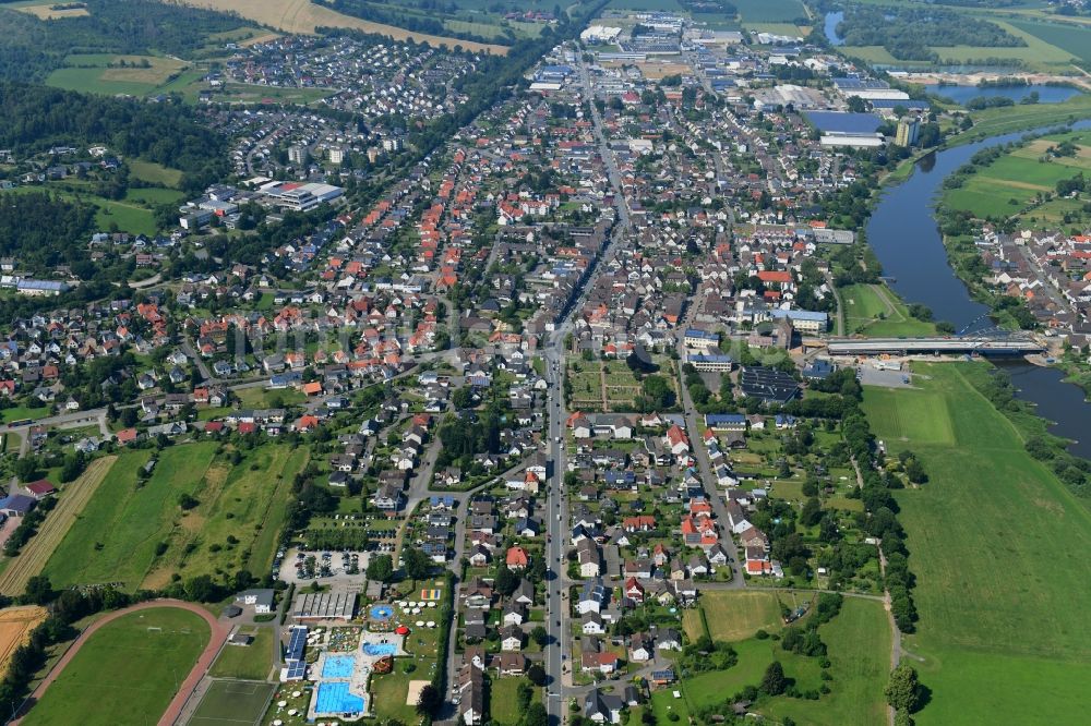 Luftaufnahme Beverungen - Stadtansicht am Ufer des Flußverlaufes der Weser in Beverungen im Bundesland Nordrhein-Westfalen, Deutschland