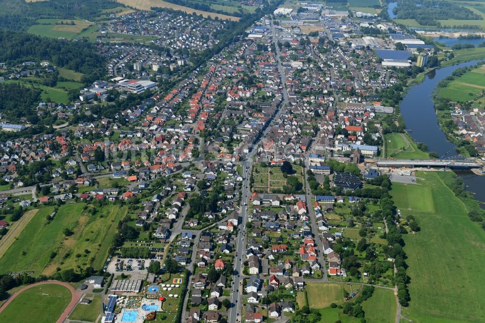 Beverungen von oben - Stadtansicht am Ufer des Flußverlaufes der Weser in Beverungen im Bundesland Nordrhein-Westfalen, Deutschland