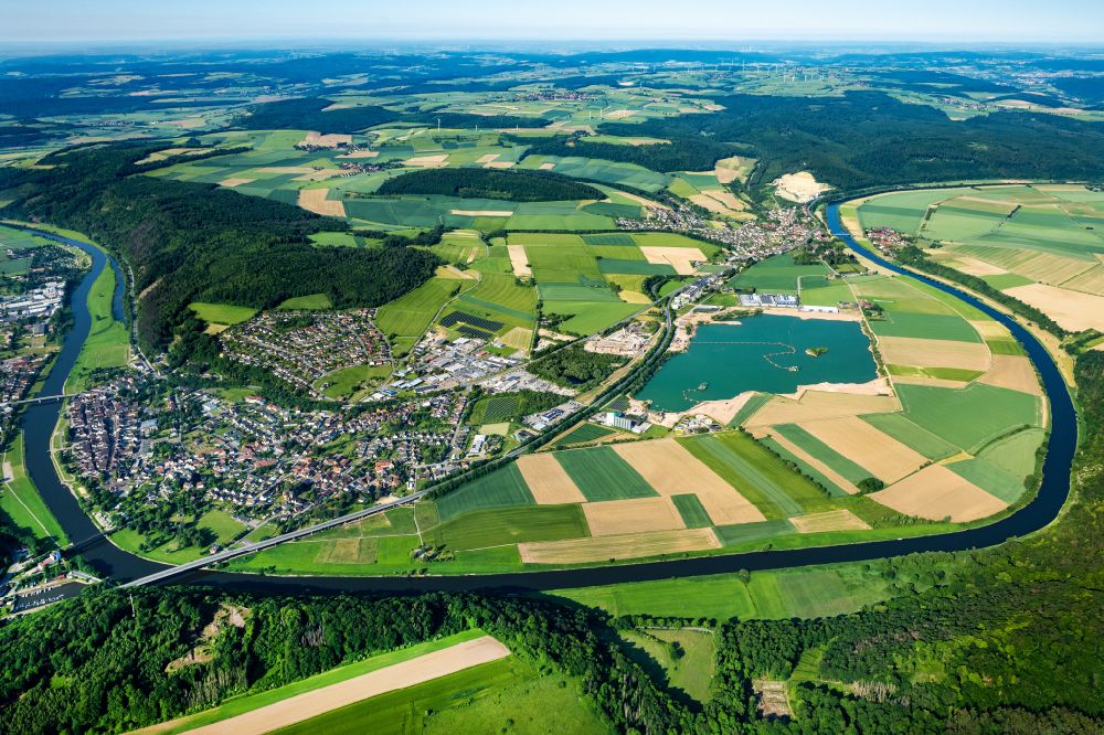 Luftaufnahme Bodenwerder - Stadtansicht am Ufer des Flußverlaufes der Weser in Bodenwerder im Bundesland Niedersachsen, Deutschland
