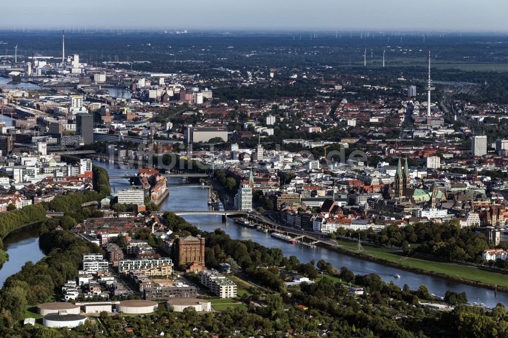 Luftbild Bremen - Stadtansicht am Ufer des Flußverlaufes der Weser in Bremen, Deutschland