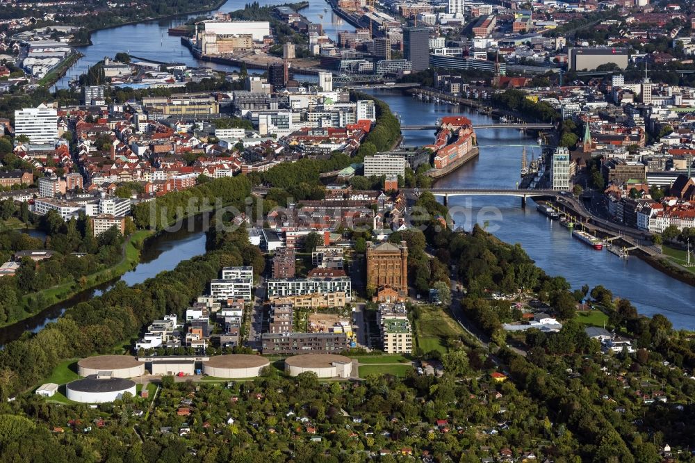 Bremen aus der Vogelperspektive: Stadtansicht am Ufer des Flußverlaufes der Weser in Bremen, Deutschland