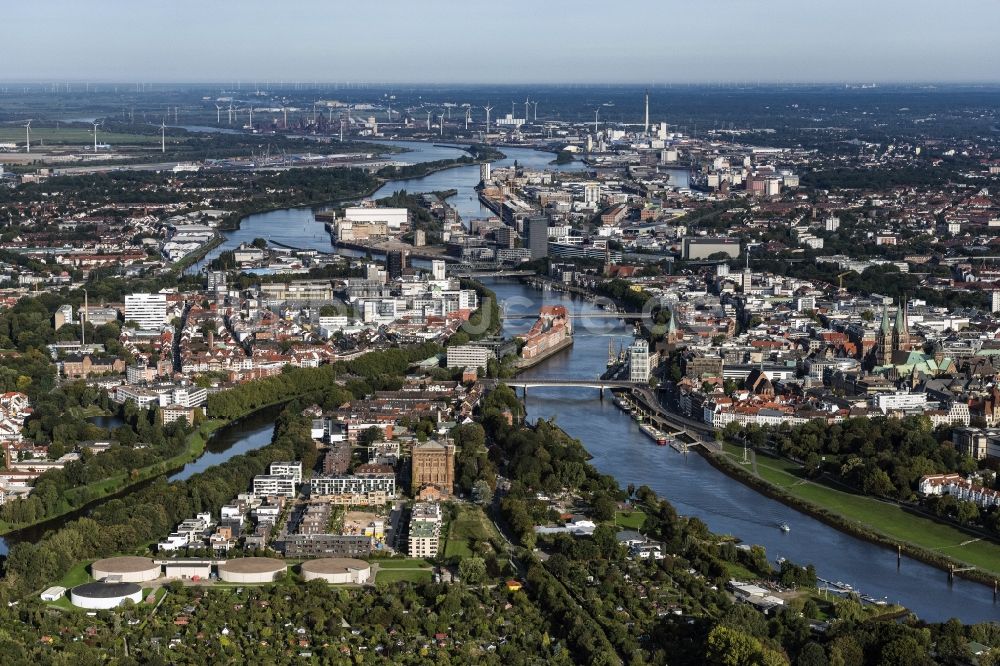 Luftbild Bremen - Stadtansicht am Ufer des Flußverlaufes der Weser in Bremen, Deutschland
