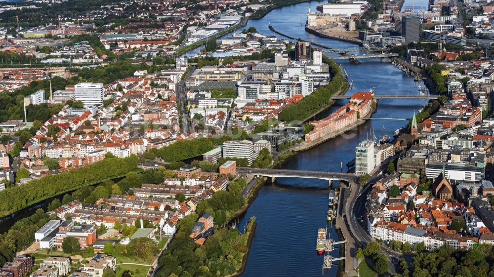 Bremen von oben - Stadtansicht am Ufer des Flußverlaufes der Weser in Bremen, Deutschland