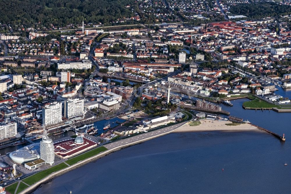 Luftbild Bremerhaven - Stadtansicht am Ufer des Flußverlaufes der Weser in Bremerhaven im Bundesland Bremen, Deutschland