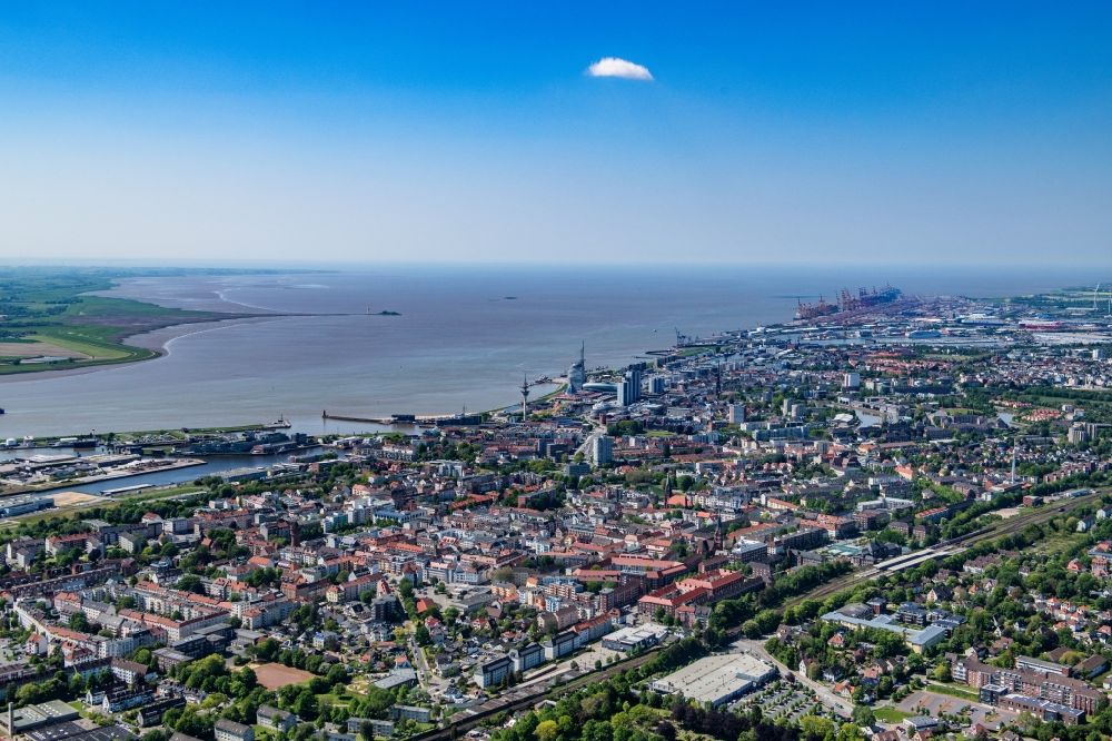 Luftbild Bremerhaven - Stadtansicht am Ufer des Flußverlaufes der Weser in Bremerhaven im Bundesland Bremen, Deutschland
