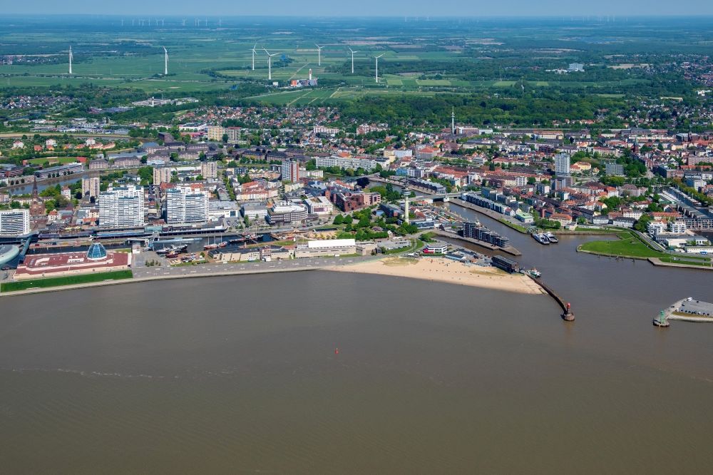 Bremerhaven aus der Vogelperspektive: Stadtansicht am Ufer des Flußverlaufes der Weser in Bremerhaven im Bundesland Bremen, Deutschland